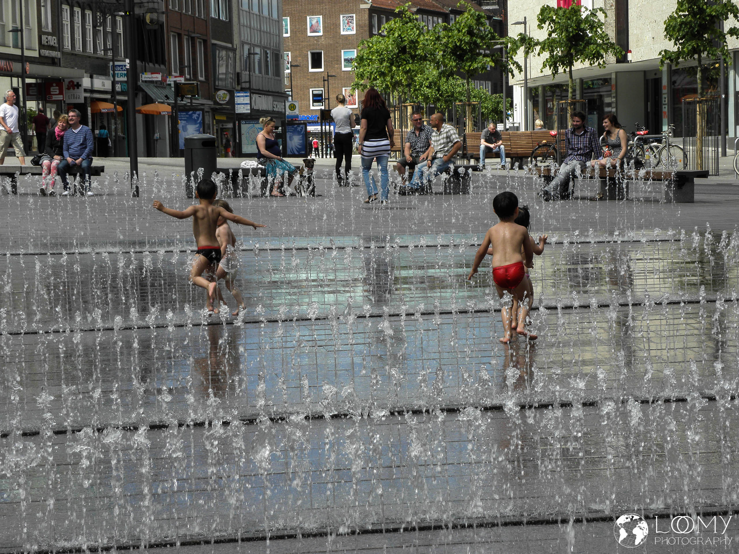 Spielende Kinder am Brunnen