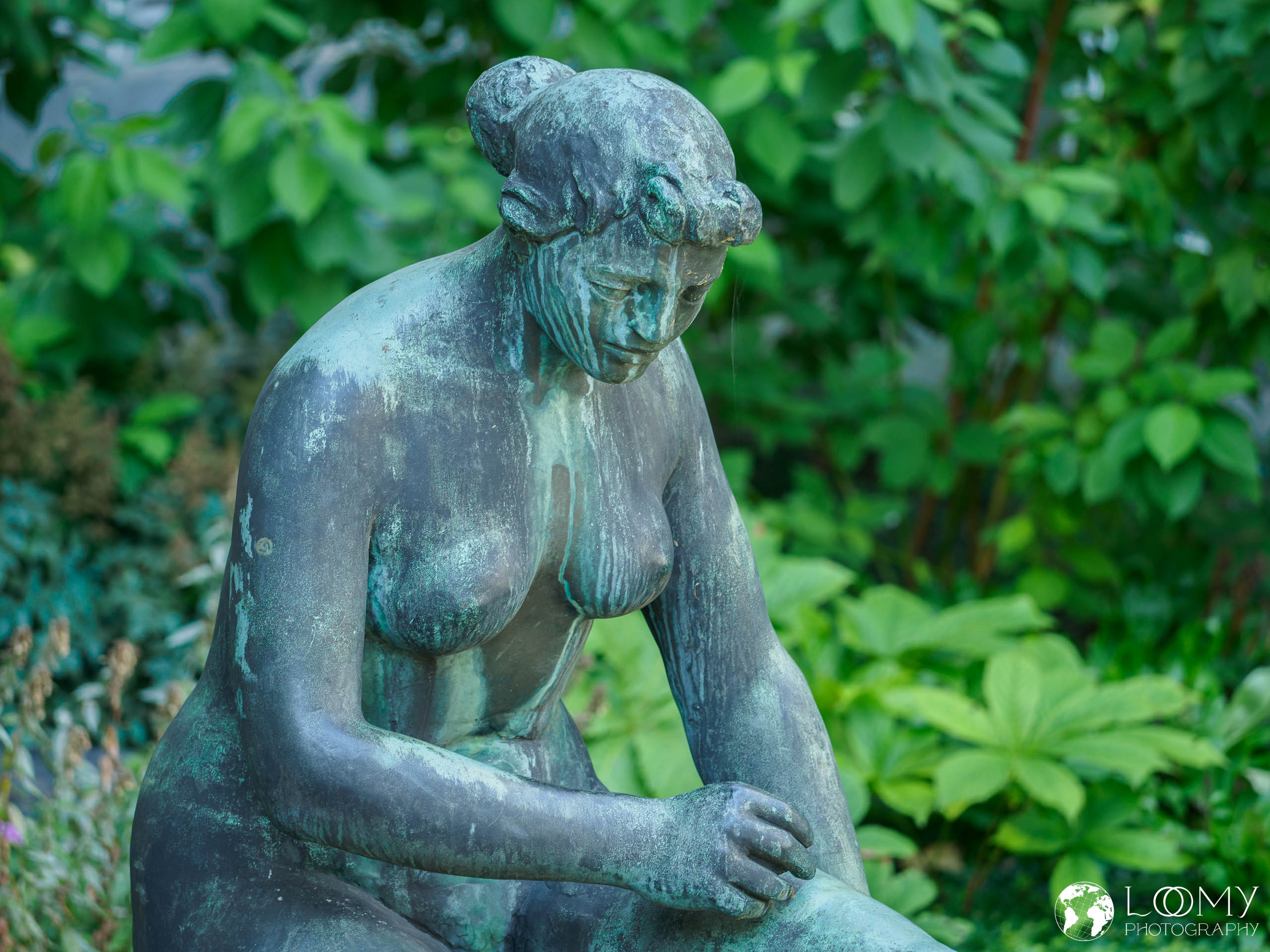Sitzende Frau