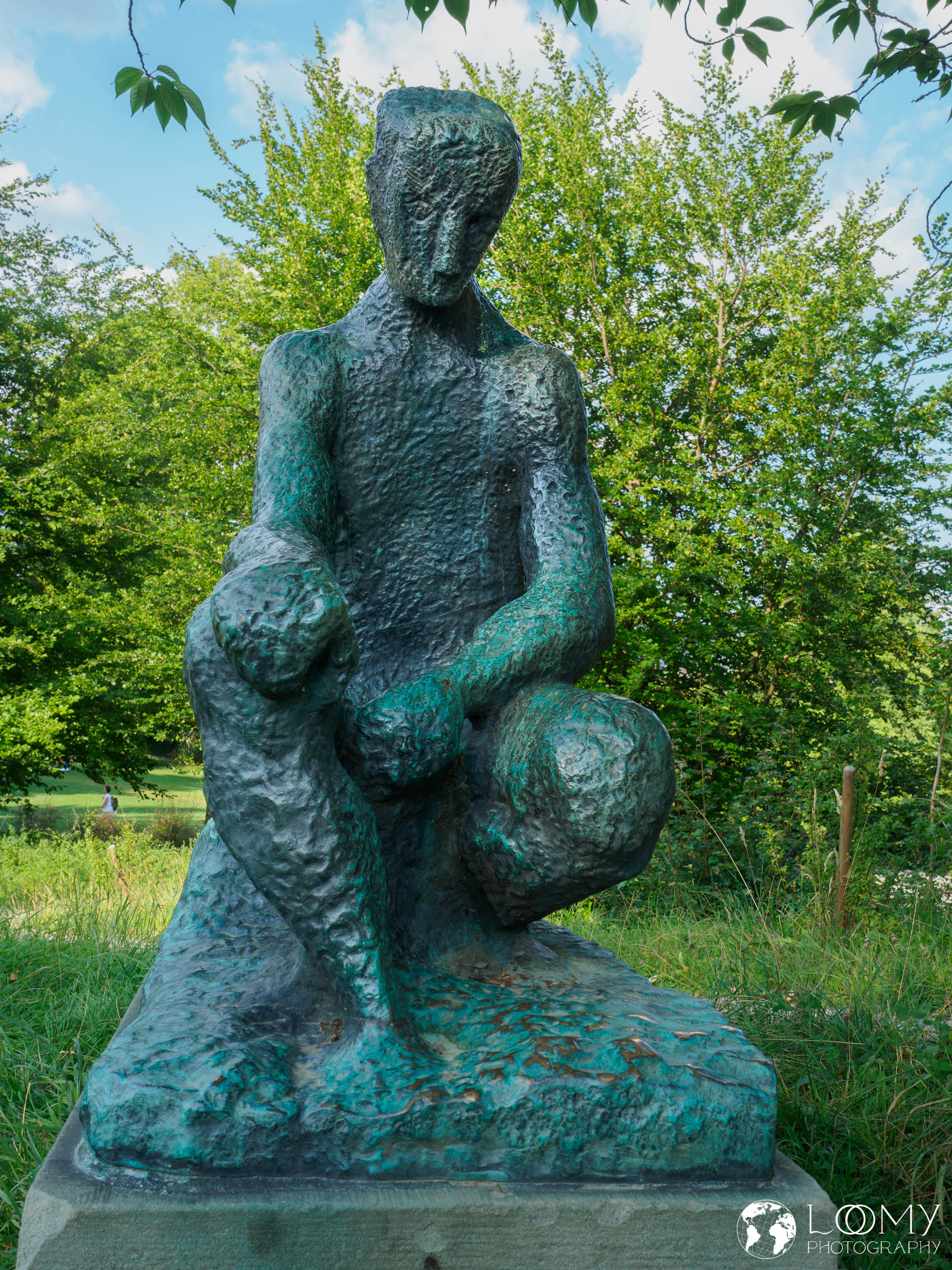 Sitzende Figur