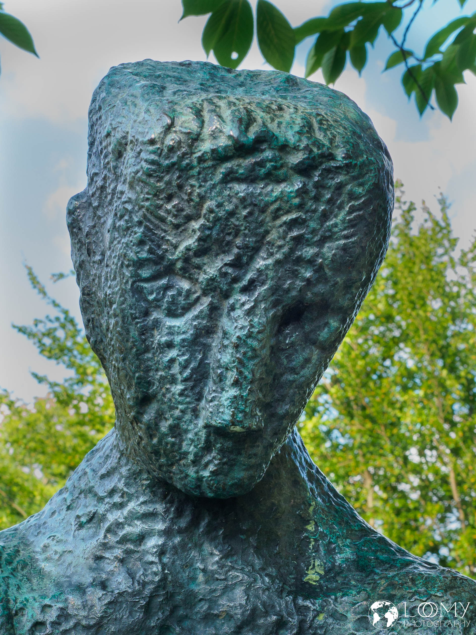 Sitzende Figur