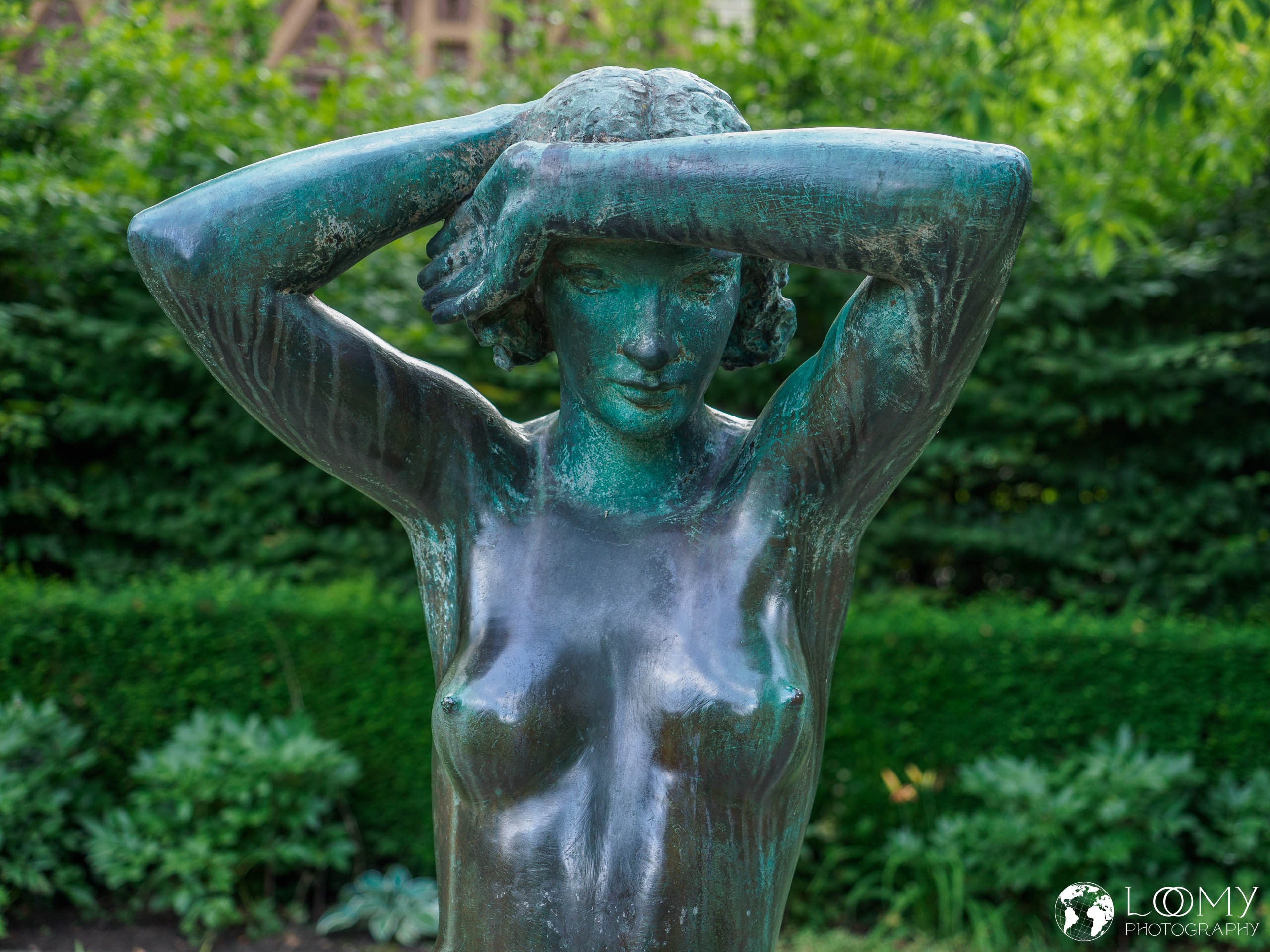 Stehende weibliche Figur