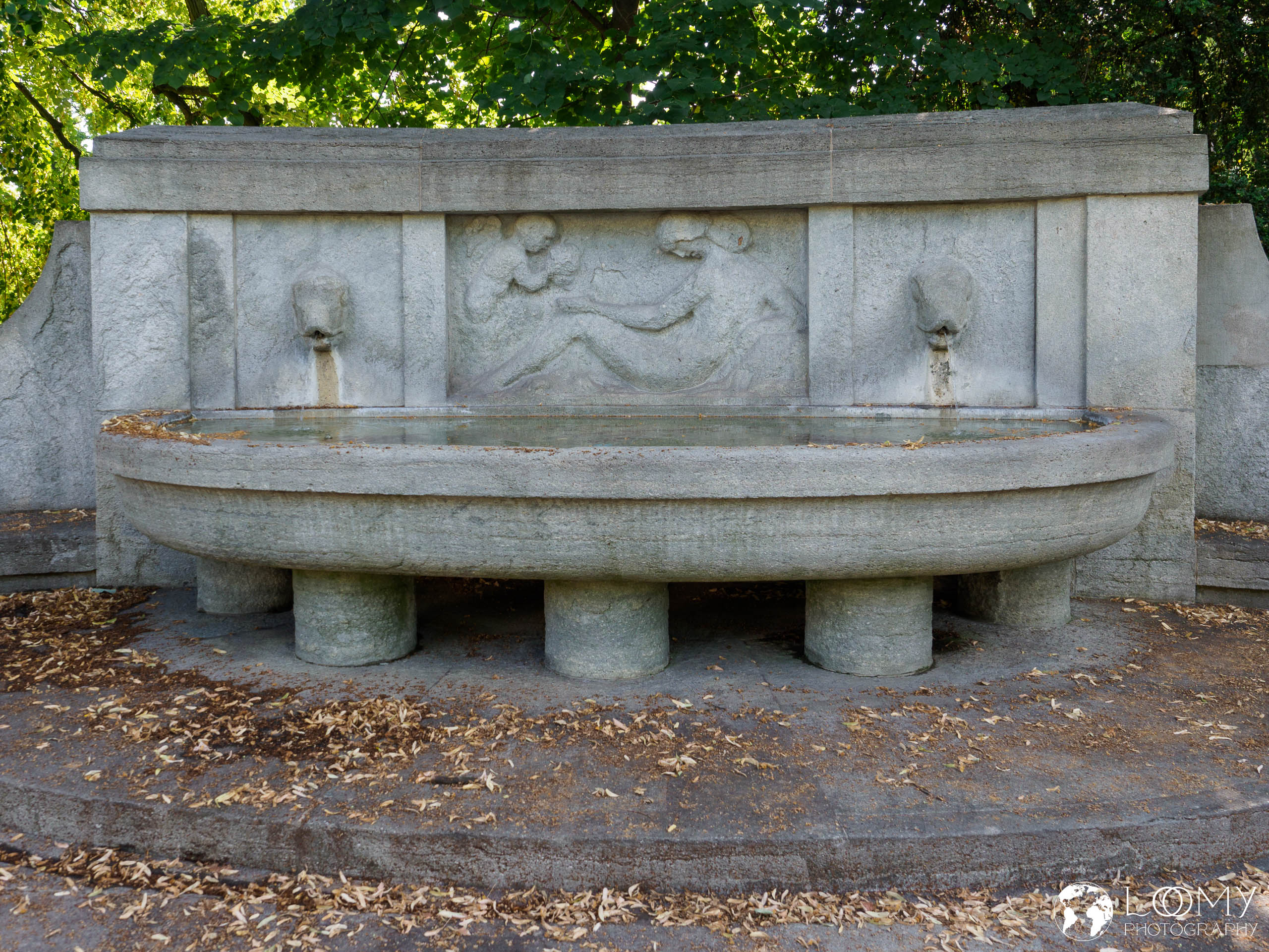 Brunnen mit Steinrelief