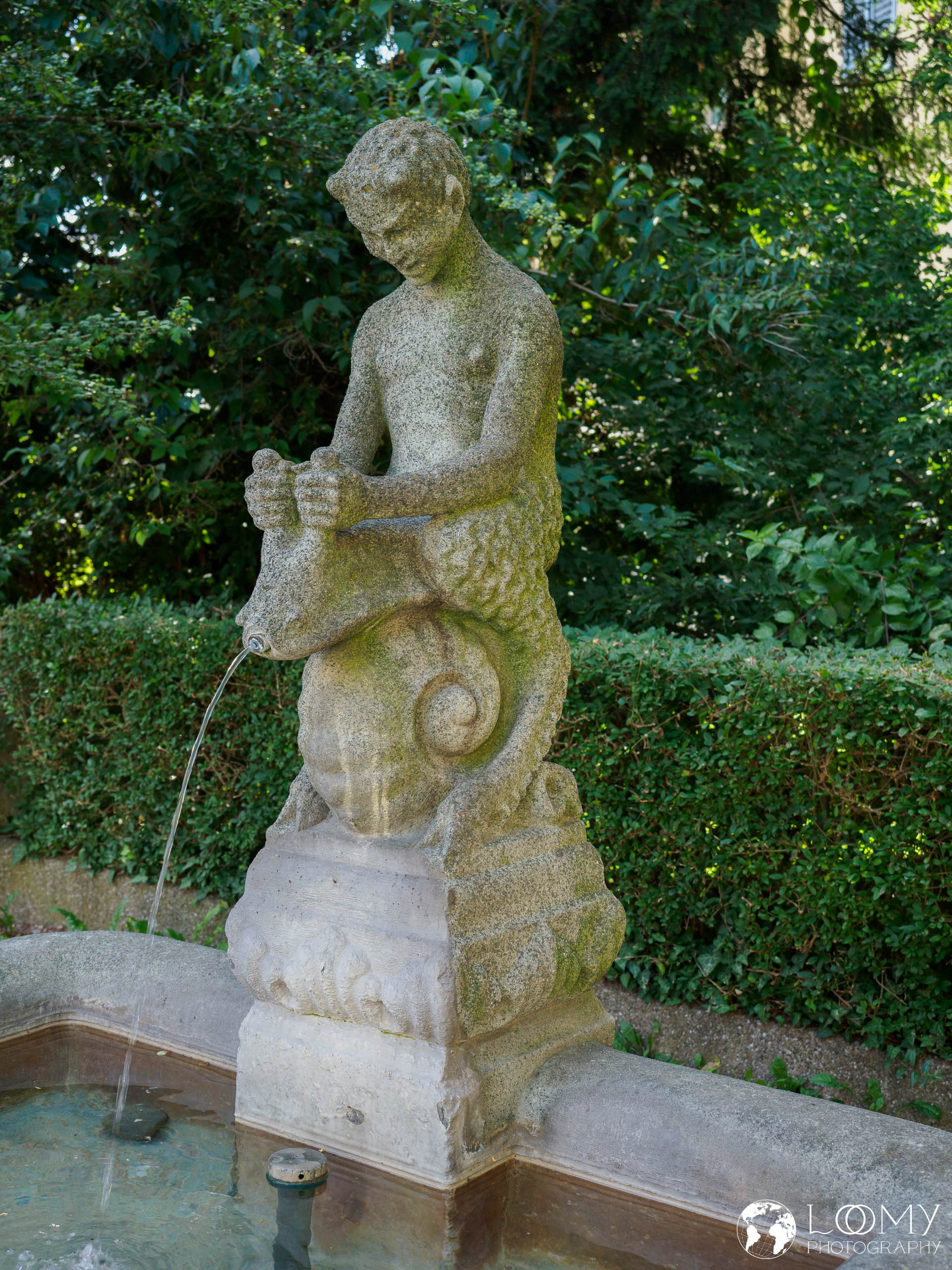 Faun auf Schnecke reitend