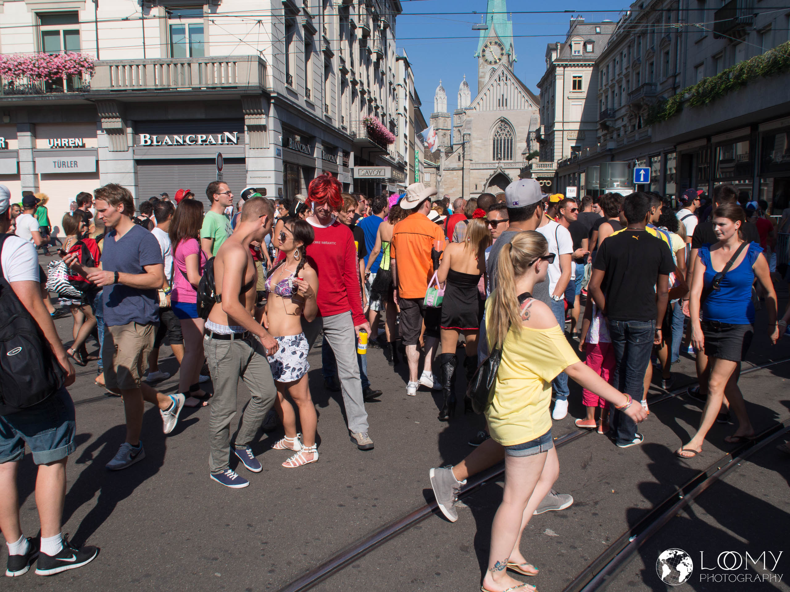 Die Menschenmassen strömen zur Parade