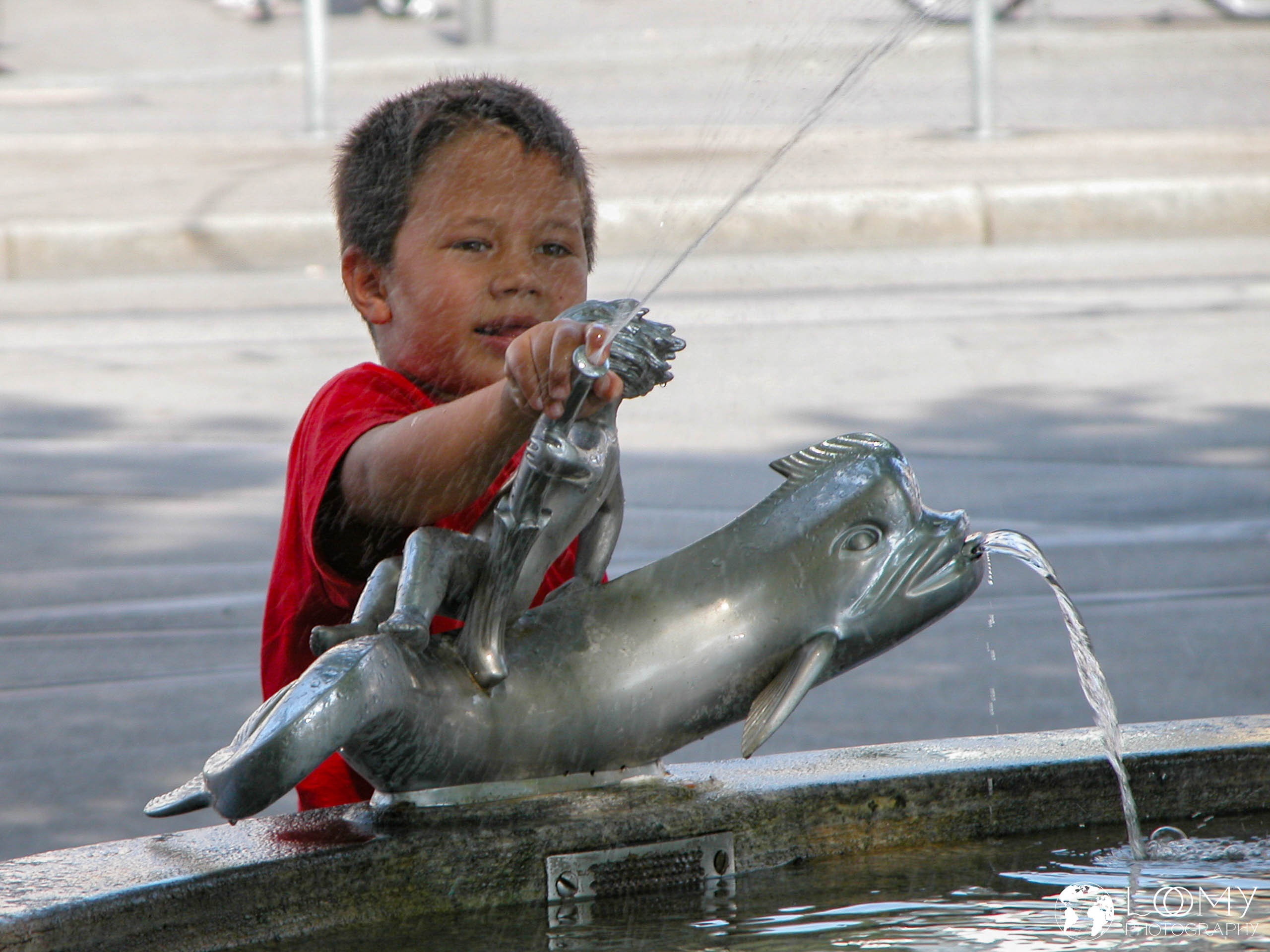 Spielendes Kind am Brunnen