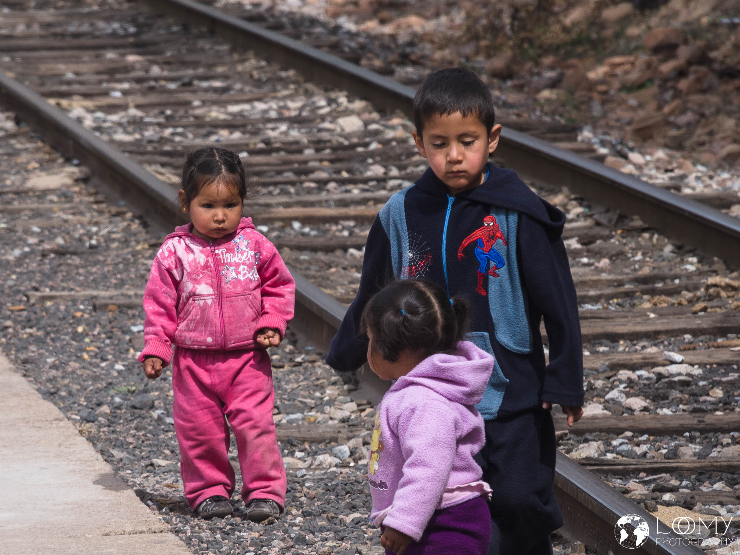 Spielende Kinder am Bahnhof