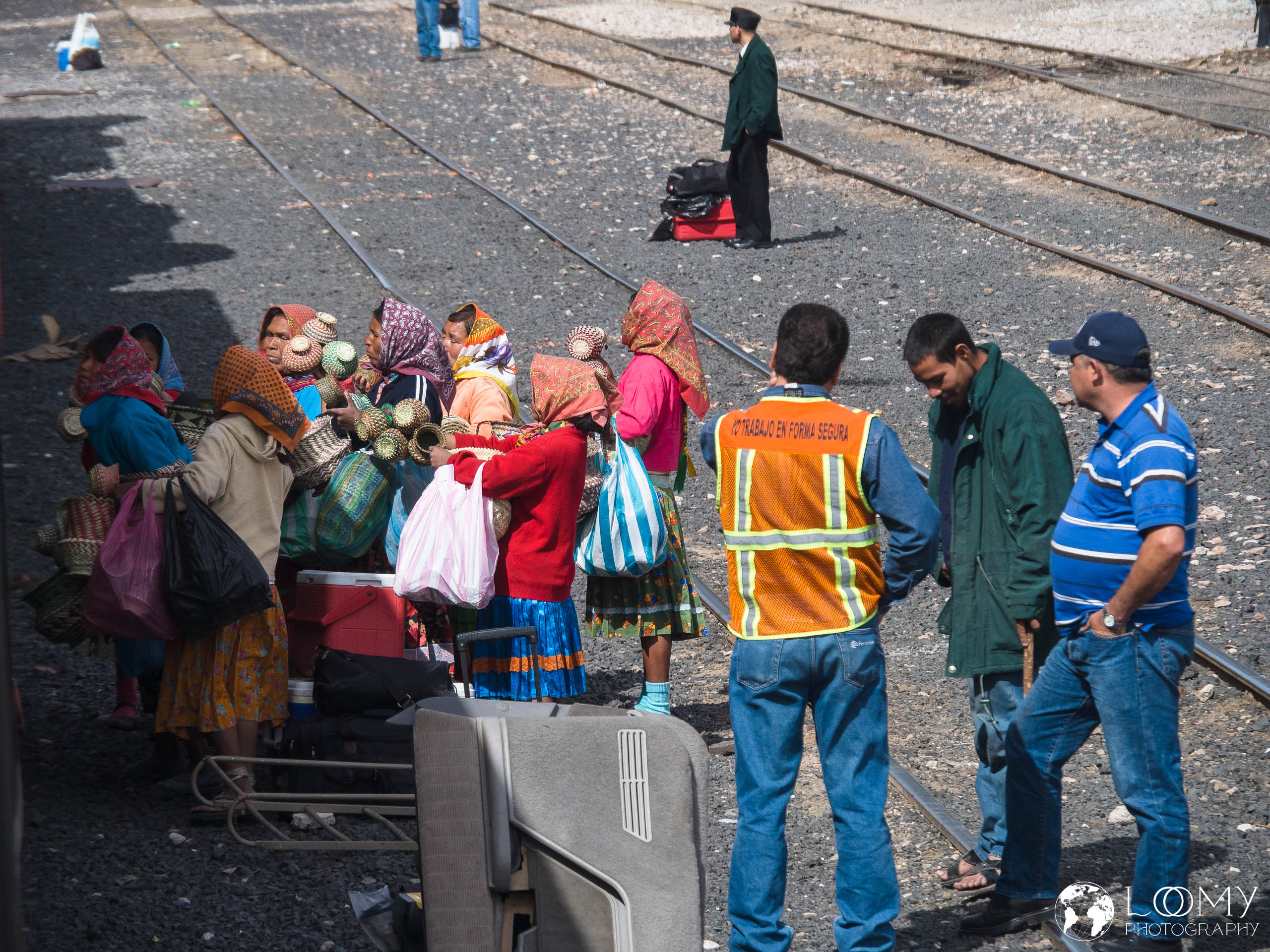 Tarahumaras bieten ihre Waren an
