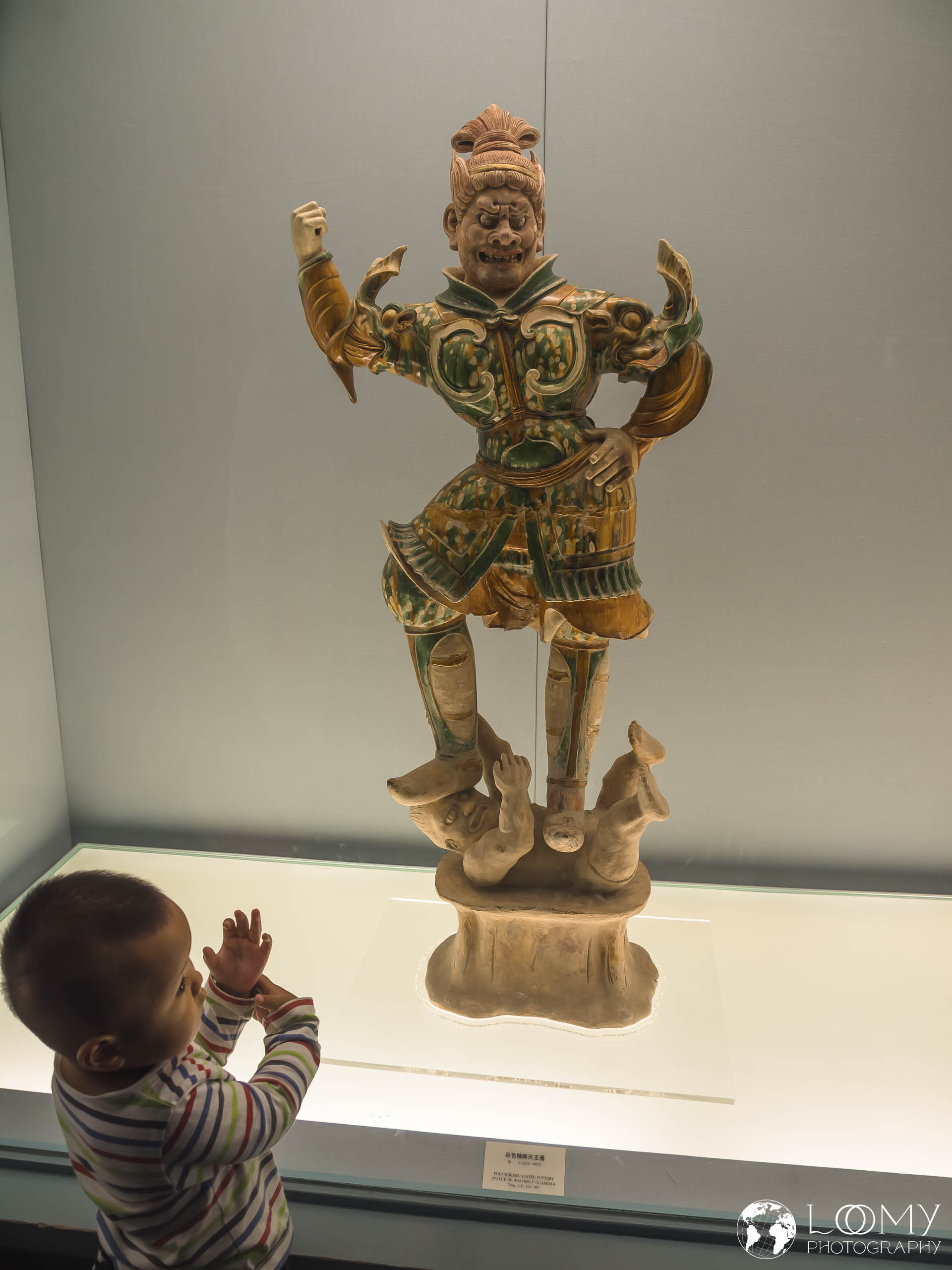 Mehrfarbige, glasierte Tonstatue eines göttlichen Wächters