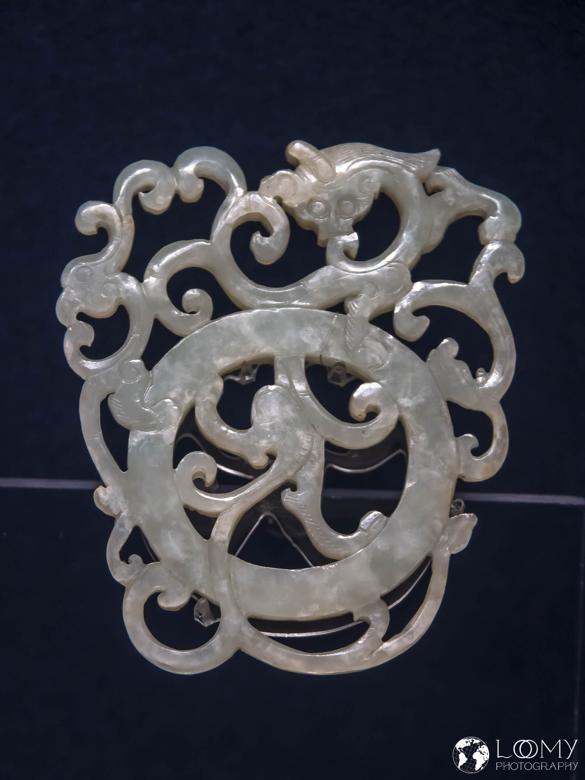 Schmuckstück mit Phoenix und Schlangendesign